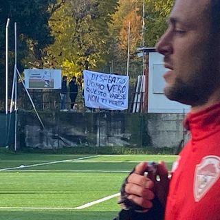 Disabato corre da solo sulla linea laterale mentre la squadra si allena alle Bustecche e, là dietro, i tifosi espongono uno striscione per lui, escluso dal gruppo e sul mercato