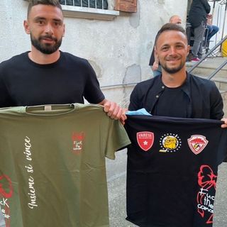 Francesco Gazo e Donato Disabato, varesini, tifosi del Varese e uomini simbolo della squadra con la maglietta "Insieme si vince" che raduna i simboli dei club di calcio, basket e hockey per un grande fine (foto Galbiati)