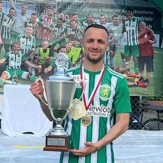 Donato Disabato con la coppa del campionato vinto con i ticinesi del Paradiso e, sotto nella gallery, insieme agli amici di sempre, a Sannino e al papà
