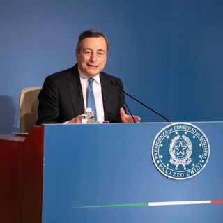 Draghi: «Da aprile basta mascherine all'aperto e scuole sempre aperte. Stop al green pass all'esterno per fiere, sport, feste e spettacoli»