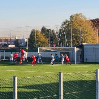 Lorusso mette dentro il gol dell'1-0 dell'Oltrepò, che poi travolge il Vittuone 5-1