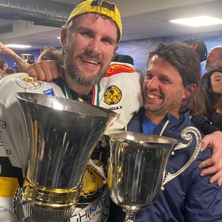 Edoardo Raimondi con le due coppe vinte dai Mastini festeggia con Tommaso Teruggia al bar del palaghiaccio. Anche Marino lassù sarà contento...