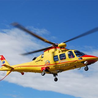 Schianto tra due auto in Valganna: cinque persone coinvolte, si alza in volo anche l'elisoccorso