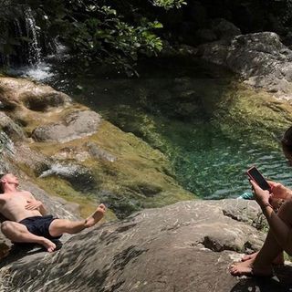 STORIE D'ESTATE. La madre dei draghi dal Trono di Spade alle vacanze nell'entroterra ligure con tuffo nel Rio Carne (Foto)