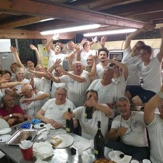 In questa foto del 2019, lo staff gastronomia dell'associazione Santa Caterina: un gruppo di amici e di... grandi chef!