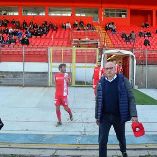 Ezio Rossi all'ingresso in campo delle squadre ieri a Masnago (foto Ezio Macchi) Ezio Rossi all'ingresso in campo delle squadre ieri a Masnago (foto Ezio Macchi)