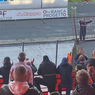 L'omino che vedete entrare nel tunnel a braccia alzate con la scritta Varese sul petto è l'allenatore Roberto Floris acclamato dalla curva e dal pubblico biancorosso in tribuna