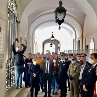 VIDEO E FOTO. Varese omaggia Falcone con parole delicate e un lungo silenzio. «Immortale esempio di speranza»