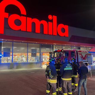 Sostanza urticante nell'aria, paura al supermercato: soccorse 50 persone a Castronno (VIDEO)