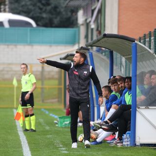 Con Spilli squalificato, è stato mister Fedele a guidare i rossoblù (foto varesinacalcio.it)