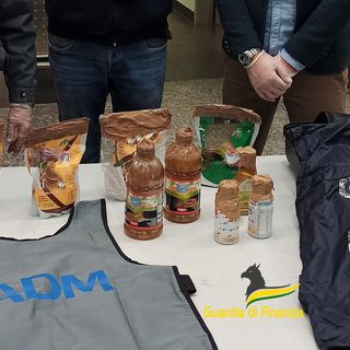 Malpensa, in valigia con la &quot;coca da bere&quot;. La Finanza sequestra sette chili di droga: due arresti