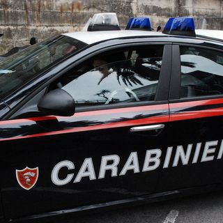 Giovani in auto con una pistola e mezzo chilo di droga. Presi dopo un inseguimento a Solbiate Arno