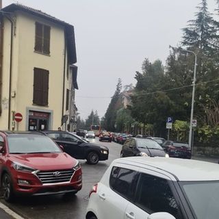 Traffico e pericoli per la viabilità davanti all'asilo di Giubiano