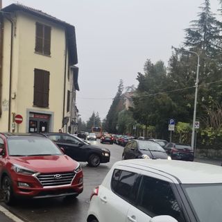 Le mamme dell'asilo di Giubiano: «Quell'angolo è pericoloso e con scarsa segnaletica»