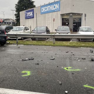 FOTO. Scontro tra un'auto e un camion in viale Milano a Gallarate: traffico in tilt