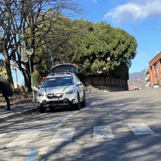 La polizia locale sul luogo dell'investimento di questa mattina in via Lido