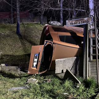 FOTO. Auto vola fuori strada e si ribalta: paura per tre ragazzi nel Comasco