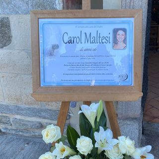 FOTO e VIDEO. A Sesto l'addio a Carol Maltesi: «Eri una mamma meravigliosa. Ora sei un angelo volato in cielo»