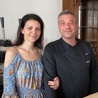 Isabella e Carlo dietro lo storico bancone del nuovo locale &quot;Tornagusto&quot; di Casbeno
