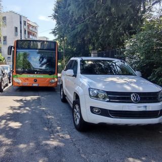 Parcheggio &quot;selvaggio&quot; in via Goldoni: autobus di linea bloccato per un'ora