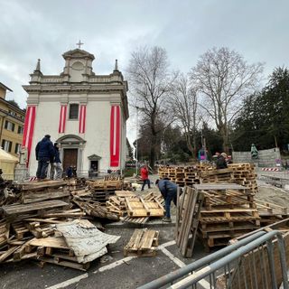 Falò di Sant'Antonio, conto alla rovescia: in piazza della Motta si preparano pira, bigliettini e salamelle
