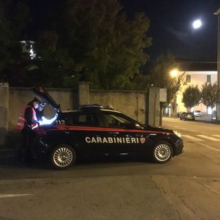 Luino, gli ruba il furgone dopo una birra insieme e tampona un'auto: il furto finisce con un'aggressione