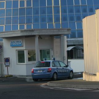 Fermato ubriaco a Verbania: varesino risale sul furgone, fugge e sperona un'auto della polizia