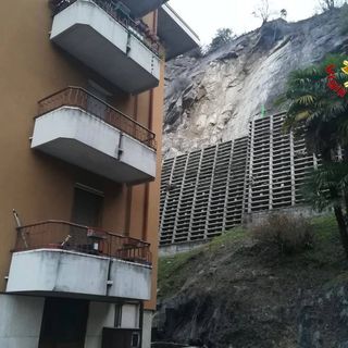 Summit per la frana di Luino. La Regione: «Cerchiamo una soluzione definitiva al problema». Ancora sfollate 24 persone