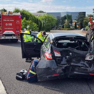 Incidente stradale in Autolaghi, coinvolti auto e tir: due feriti e ancora code