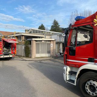 Fiamme in una ditta tessile di Olgiate Olona: vigili del fuoco in azione, soccorse sette persone