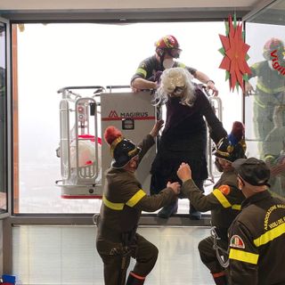 FOTO E VIDEO. La Befana arriva all'ospedale Del Ponte con l'autoscala dei vigili del fuoco