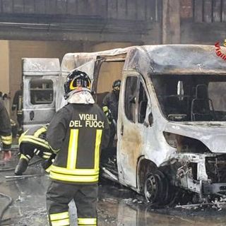 Camper in fiamme all'interno di un capannone, tre persone ferite
