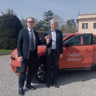 FOTO. Il Comune di Varese guida green: un'auto elettrica per Palazzo Estense