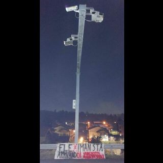 Lo striscione firmato &quot;Fleximan&quot; comparso sotto l'autovelox della strada provinciale di Buguggiate, tra Capolago e l'imbocco dell'autostrada. Le foto, postate da Francesco Tomasella, e il tam tam corre sui social