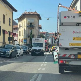 Tutti in coda nella canicola tra Malnate e la Folla