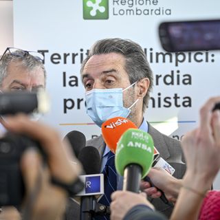 La Lombardia ancora in zona gialla. Fontana: «Semplificare le quarantene per scuole e cittadini»