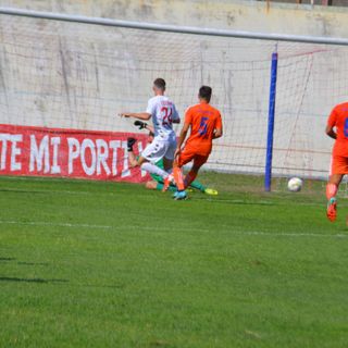 Giovanni Foschiani, classe 2003, in gol un anno fa nel 3-1 del Varese all'Alcione (foto Ezio Macchi)