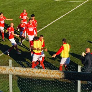 L'abbraccio collettivo del Varese dopo il primo gol di Otelè: una dimostrazione della voglia di riscatto e dell'unità del gruppo