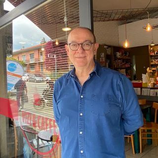 Francesco Montonati fuori dal suo &quot;Vizi &amp; caffè&quot; di viale Borri: papà Angelo aprì nel 1968 con il nome di &quot;Privativa&quot;...