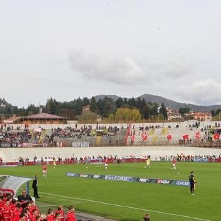 L'ultima volta di Martino nel suo Franco Ossola con il suo Varese: era l'1 novembre 2013 e prima di Varese-Juve Stabia 2500 ragazzini di scuole calcio e oratori della provincia sfilarono sulla pista insieme a lui