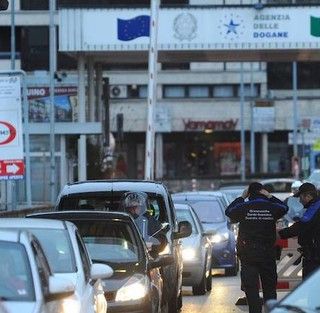 La protesta dei frontalieri: «Traffico insostenibile tra Ponte Tresa e Bioggio, un'ora per fare 8 chilometri»