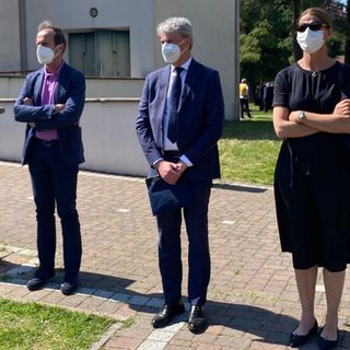 Il silenzio di Ivana Perusin, Davide Galimberti (al centro) e Paolo Cipolat, consigliere di San Fermo oggi presente insieme a Luisa Oprandi, fuori dalla chiesa di Santa Maria Il silenzio di Ivana Perusin, Davide Galimberti (al centro) e Paolo Cipolat, consigliere di San Fermo oggi presente insieme a Luisa Oprandi, fuori dalla chiesa di Santa Maria