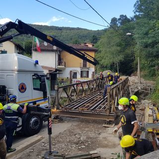 La realizzazione a tempo di record del ponte provvisorio in via Bravo Livio a Ca' de Monti
