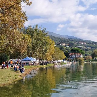 Sul lungolago di Gavirate si continua a fare festa con la Pro Loco e con la cipolla