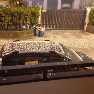 Foto della grandinata a Gavirate di Patrizia Felisatti tratta dalla pagina Facebook di NaturalMeteo