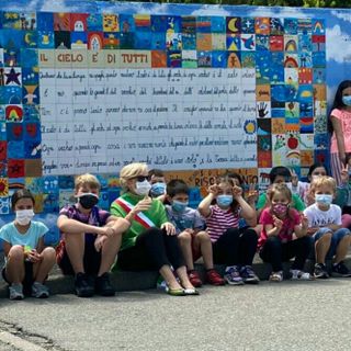 Inaugurato a Gavirate il murales &quot;Il cielo è di tutti&quot; realizzato dai bambini delle elementari