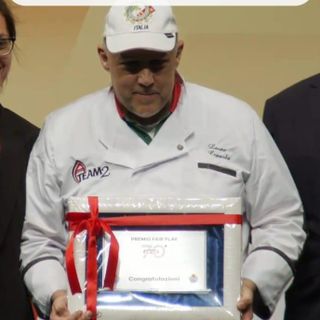 Il pizzaiolo di Gavirate Leone Coppola premiato a Parma con la targa Fair Play
