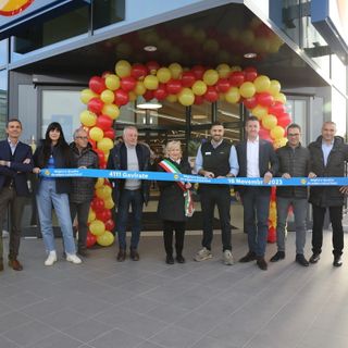 Il taglio del nastro del nuovo supermercato Lidl di Gavirate