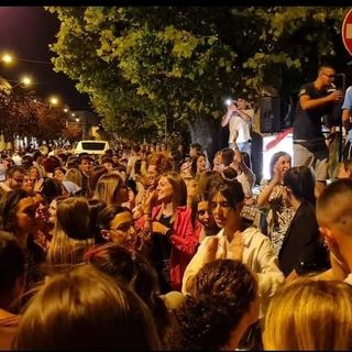 Una foto dell'edizione 2022 di Rosa Shopping nel centro di Gavirate