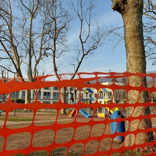 Gavirate, il parco giochi sul lungolago è chiuso per lavori ma non tutti rispettano il divieto